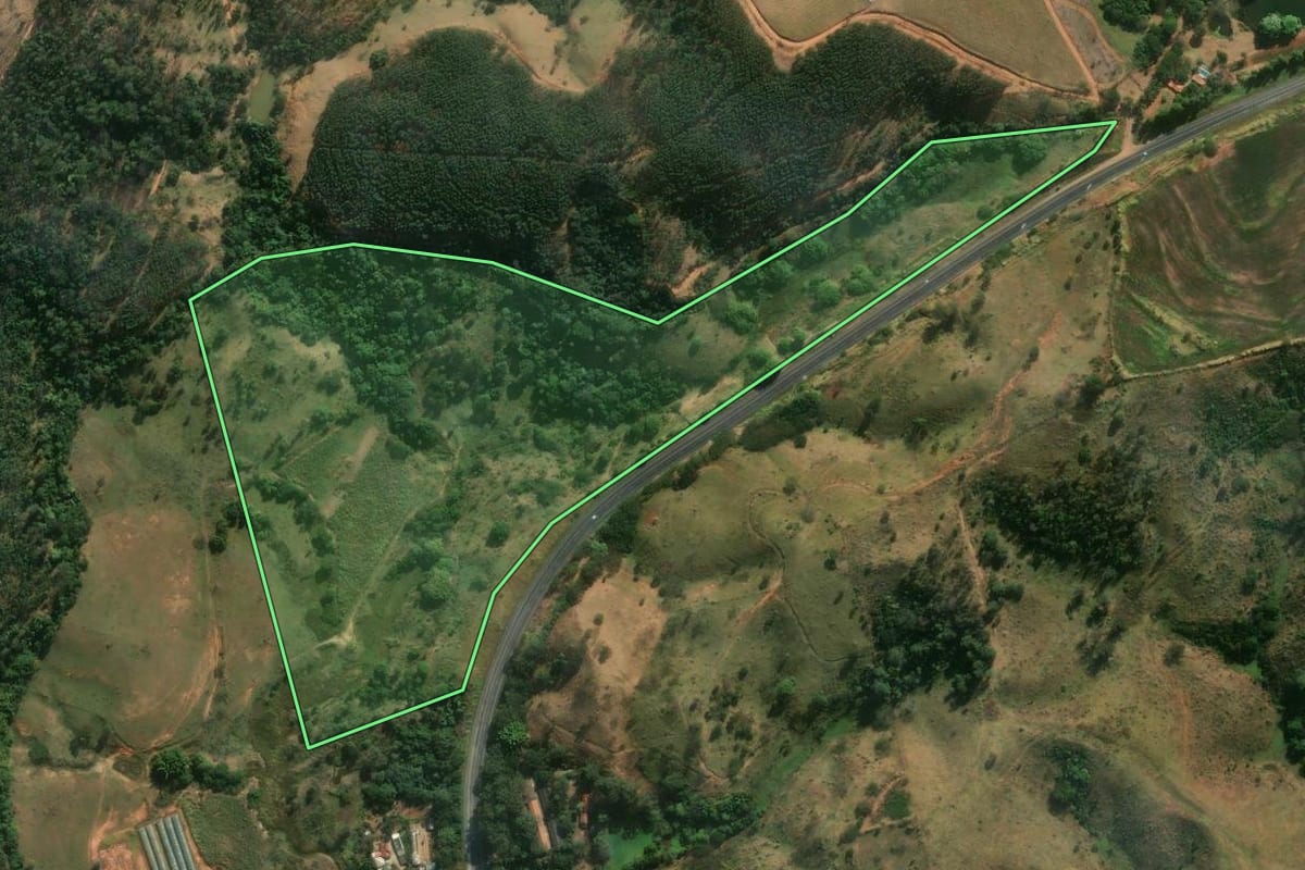 Imagem de satélite do imóvel rural em Itapira (SP), com o contorno declarado no CAR desenhado por cima.