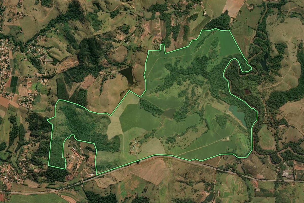Imagem de satélite do imóvel rural em Itapira (SP), com o contorno declarado no CAR desenhado por cima.