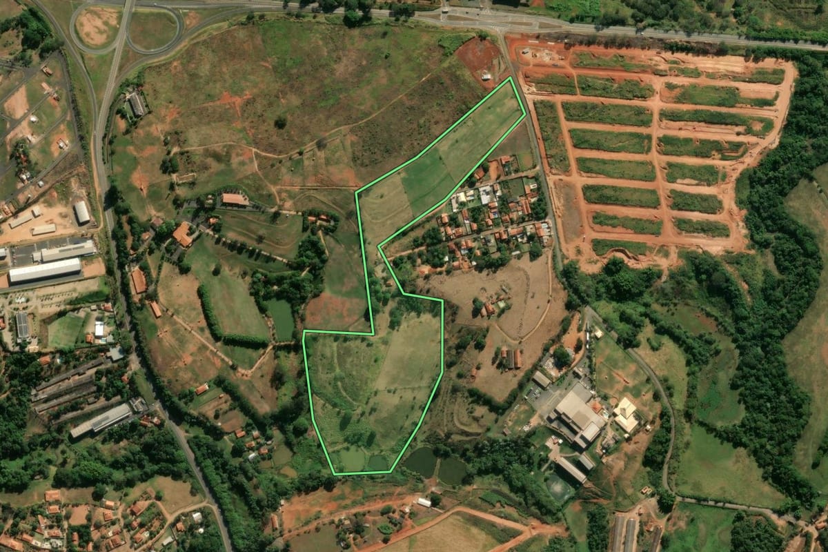 Imagem de satélite do imóvel rural em Itapira (SP), com o contorno declarado no CAR desenhado por cima.