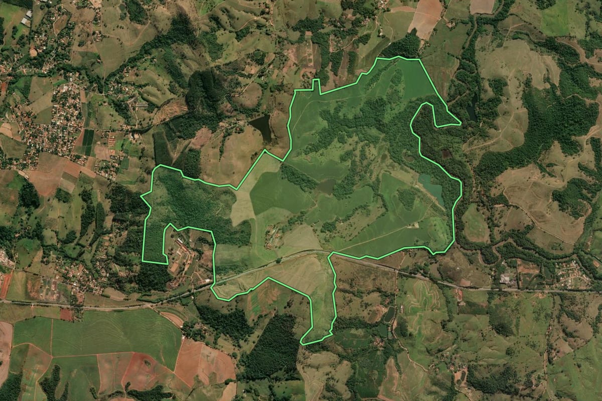 Imagem de satélite do imóvel rural em Itapira (SP), com o contorno declarado no CAR desenhado por cima.