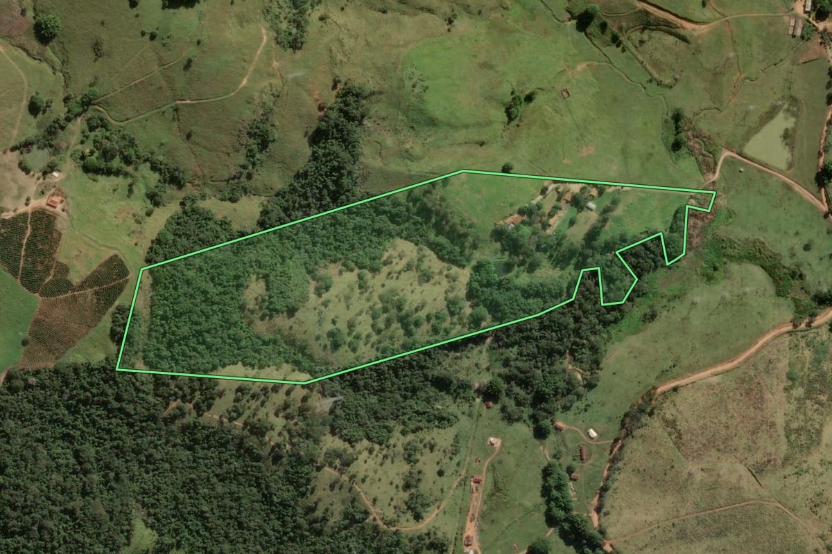 Imagem de satélite do imóvel rural em Itapira (SP), com o contorno declarado no CAR desenhado por cima.