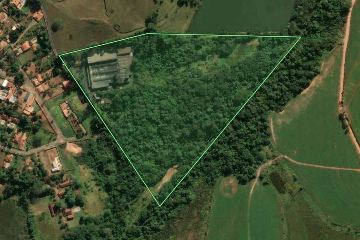 Imagem de satélite do imóvel rural em Itapira (SP), com o contorno declarado no CAR desenhado por cima.