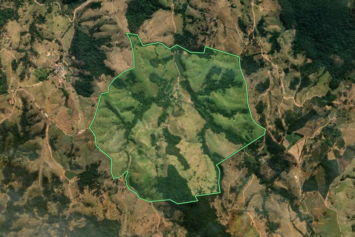 Imagem de satélite do imóvel rural em Itapira (SP), com o contorno declarado no CAR desenhado por cima.