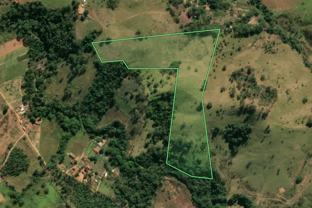 Imagem de satélite do imóvel rural em Itapira (SP), com o contorno declarado no CAR desenhado por cima.
