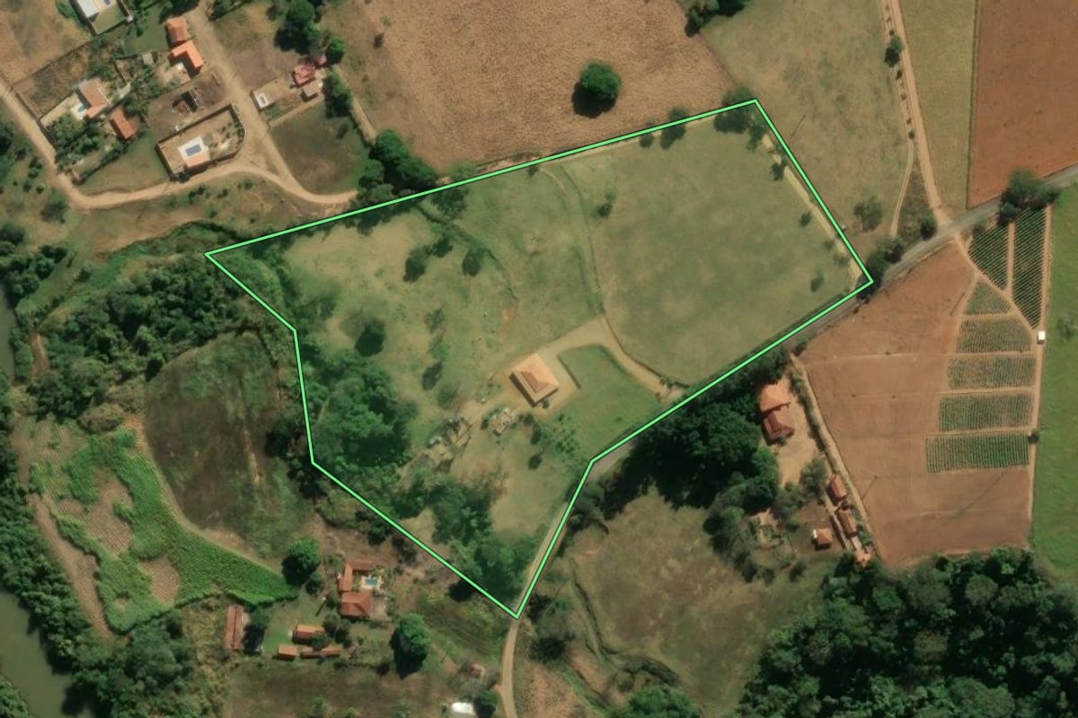Imagem de satélite do imóvel rural em Itapira (SP), com o contorno declarado no CAR desenhado por cima.