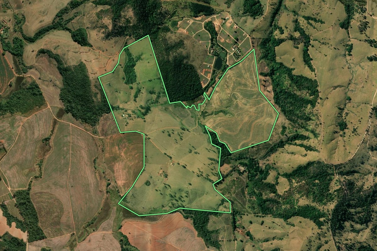 Imagem de satélite do imóvel rural em Itapira (SP), com o contorno declarado no CAR desenhado por cima.