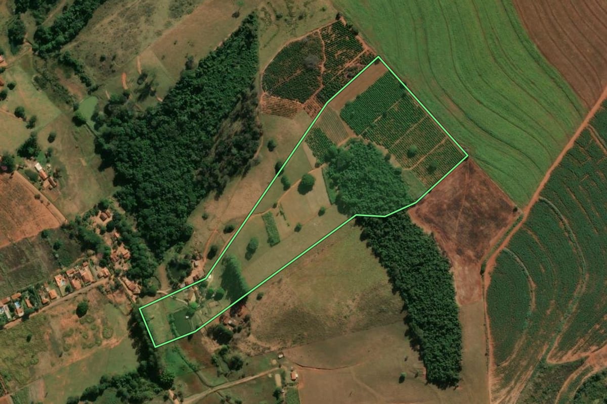 Imagem de satélite do imóvel rural em Itapira (SP), com o contorno declarado no CAR desenhado por cima.