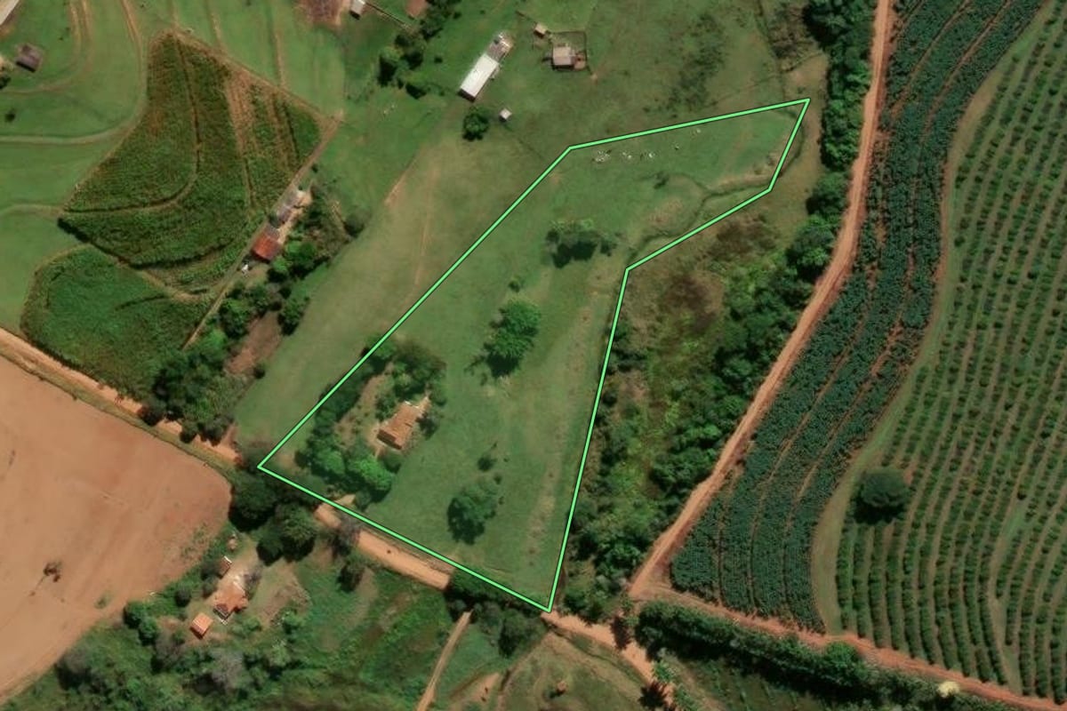 Imagem de satélite do imóvel rural em Itapira (SP), com o contorno declarado no CAR desenhado por cima.