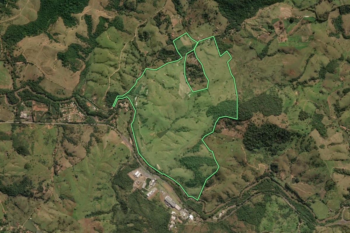 Imagem de satélite do imóvel rural em Itapira (SP), com o contorno declarado no CAR desenhado por cima.