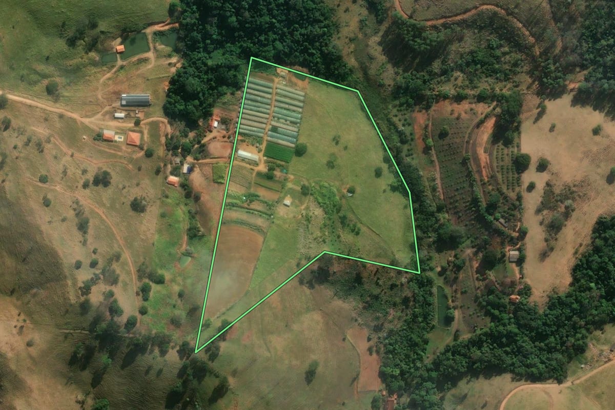 Imagem de satélite do imóvel rural em Itapira (SP), com o contorno declarado no CAR desenhado por cima.