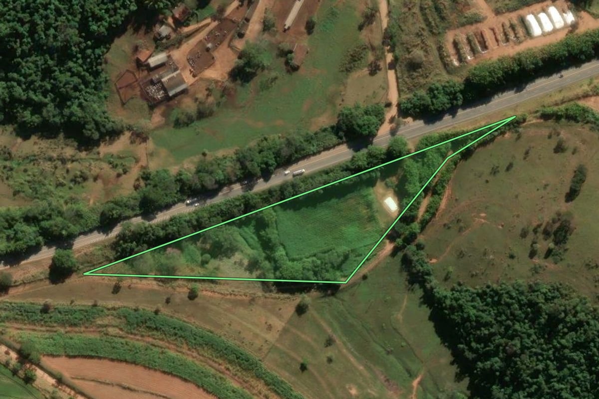 Imagem de satélite do imóvel rural em Itapira (SP), com o contorno declarado no CAR desenhado por cima.