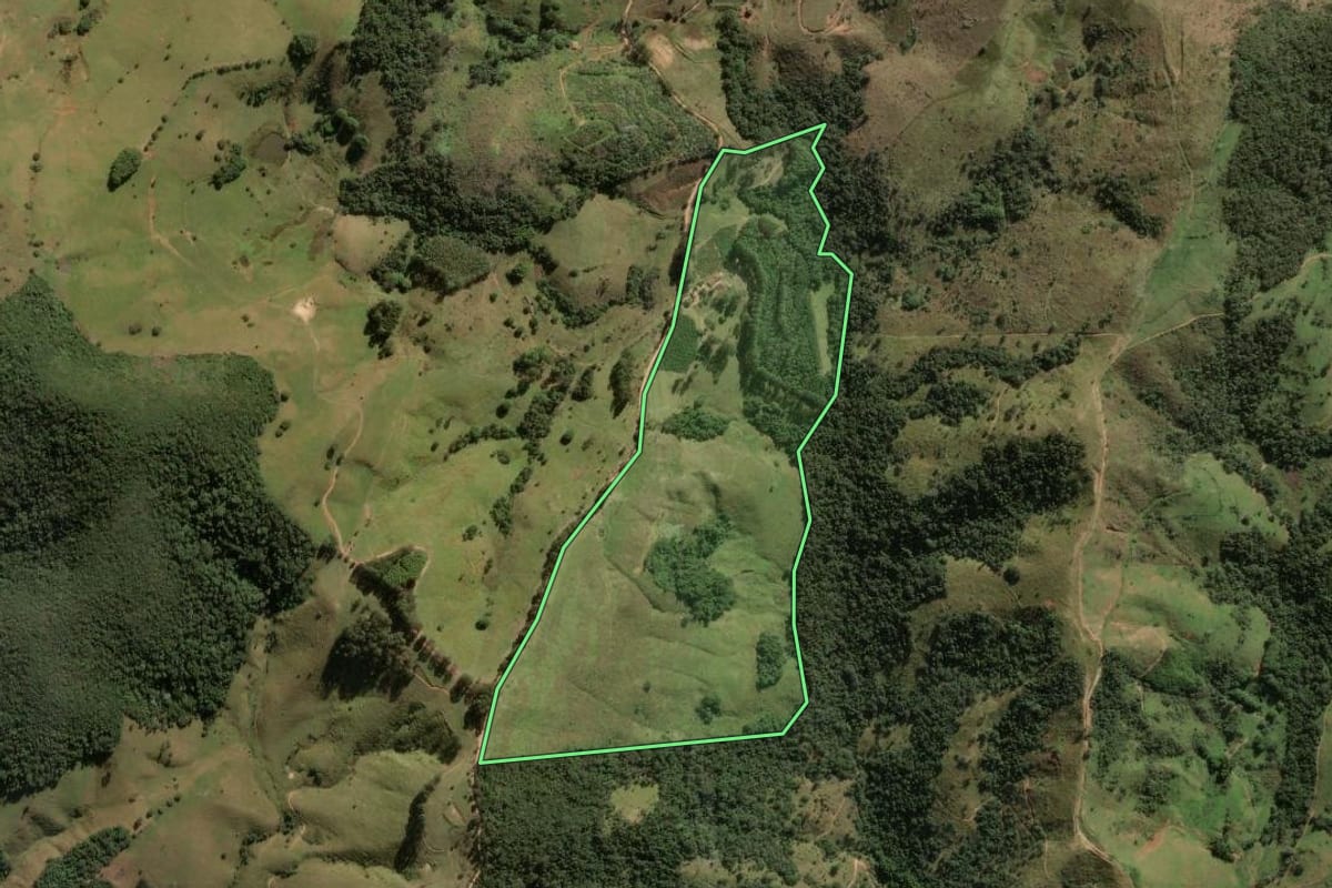 Imagem de satélite do imóvel rural em Itapira (SP), com o contorno declarado no CAR desenhado por cima.