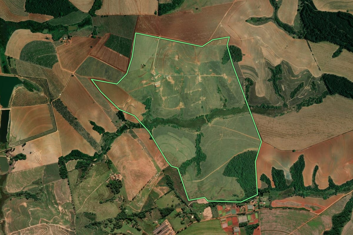 Imagem de satélite do imóvel rural em Itapira (SP), com o contorno declarado no CAR desenhado por cima.
