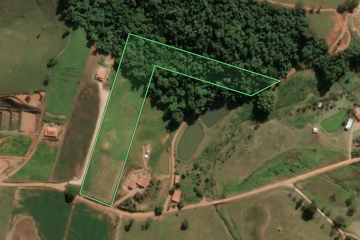 Imagem de satélite do imóvel rural em Itapira (SP), com o contorno declarado no CAR desenhado por cima.