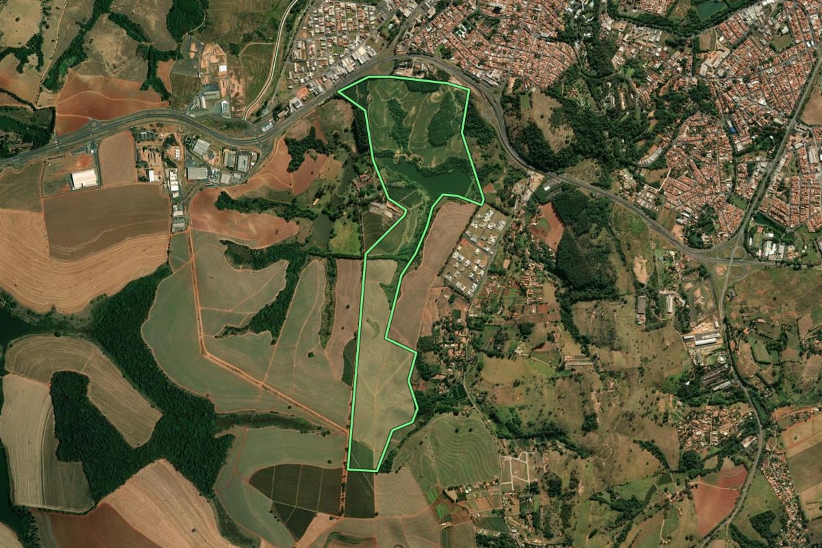 Imagem de satélite do imóvel rural em Itapira (SP), com o contorno declarado no CAR desenhado por cima.