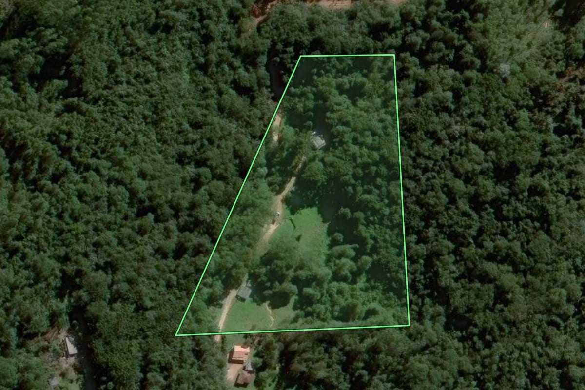 Imagem de satélite do imóvel rural em Itapirapuã Paulista (SP), com o contorno declarado no CAR desenhado por cima.
