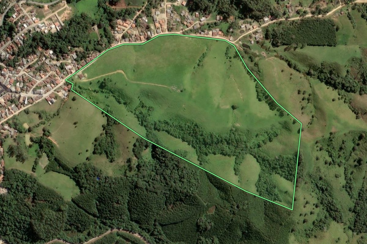 Imagem de satélite do imóvel rural em Itapirapuã Paulista (SP), com o contorno declarado no CAR desenhado por cima.
