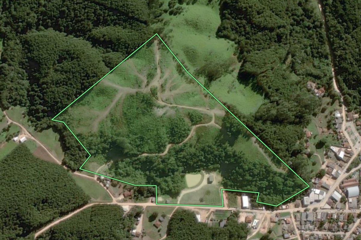 Imagem de satélite do imóvel rural em Itapirapuã Paulista (SP), com o contorno declarado no CAR desenhado por cima.