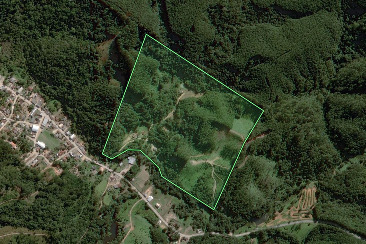 Imagem de satélite do imóvel rural em Itapirapuã Paulista (SP), com o contorno declarado no CAR desenhado por cima.