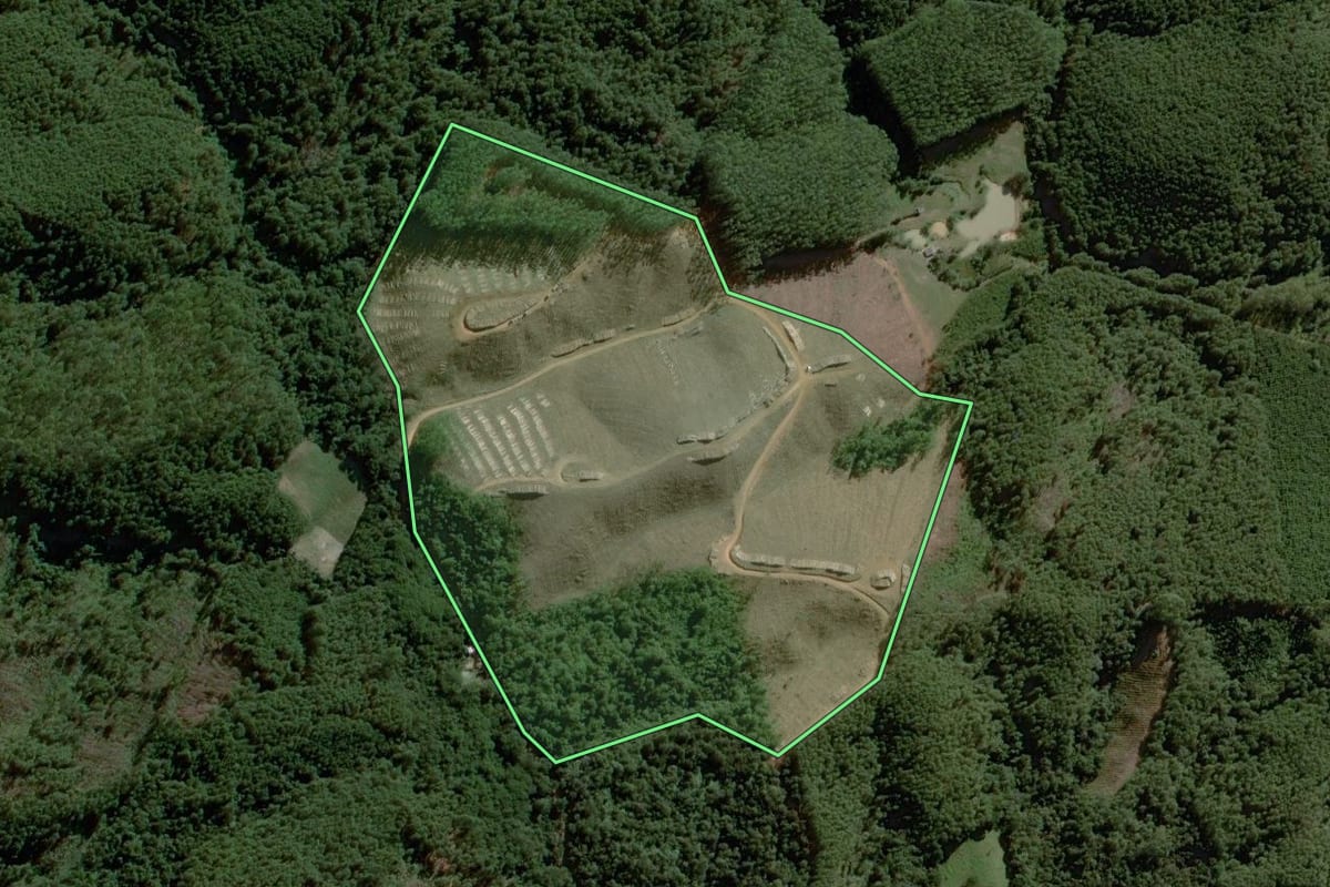 Imagem de satélite do imóvel rural em Itapirapuã Paulista (SP), com o contorno declarado no CAR desenhado por cima.