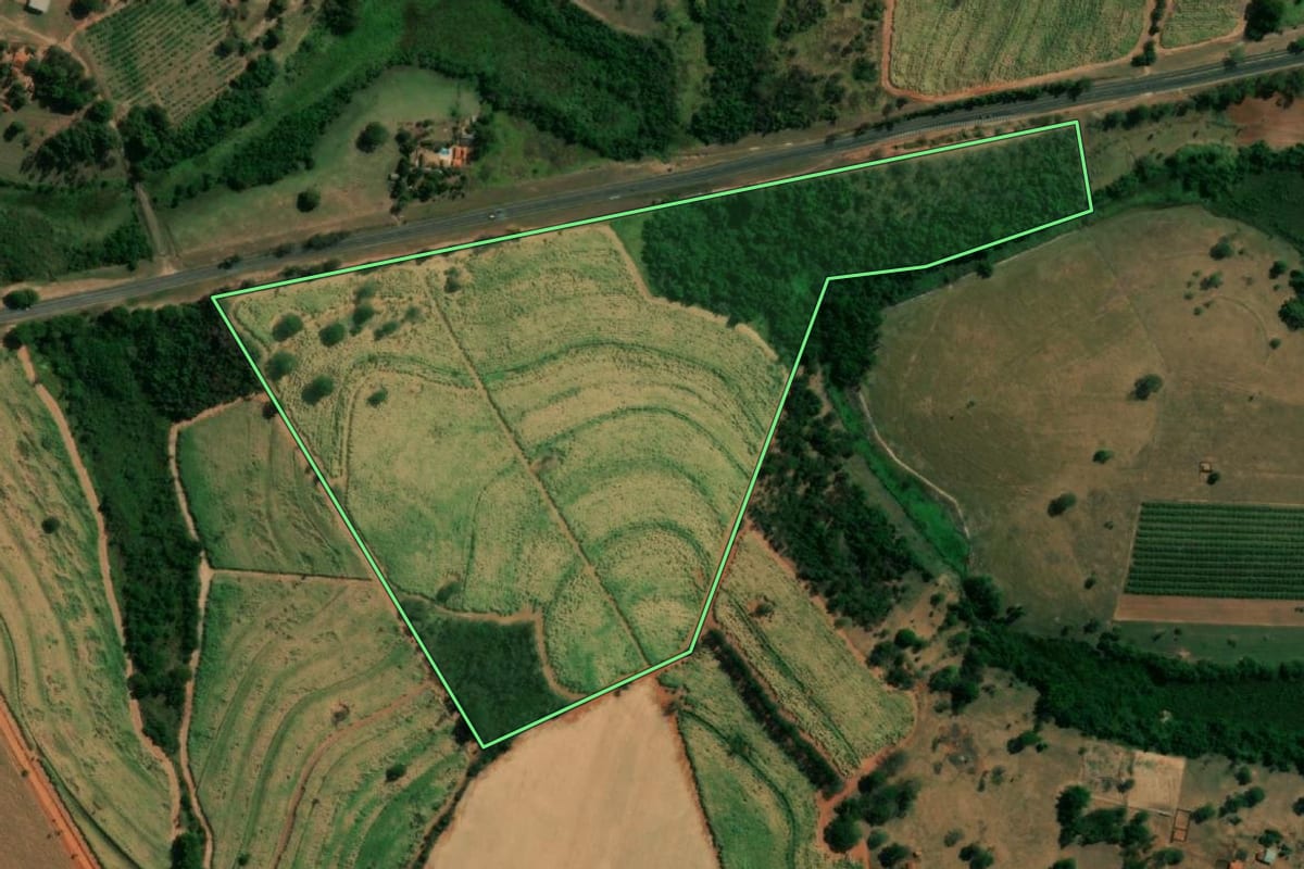 Imagem de satélite do imóvel rural em Itápolis (SP), com o contorno declarado no CAR desenhado por cima.