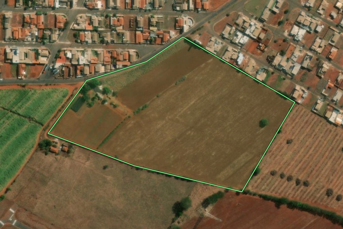 Imagem de satélite do imóvel rural em Itápolis (SP), com o contorno declarado no CAR desenhado por cima.