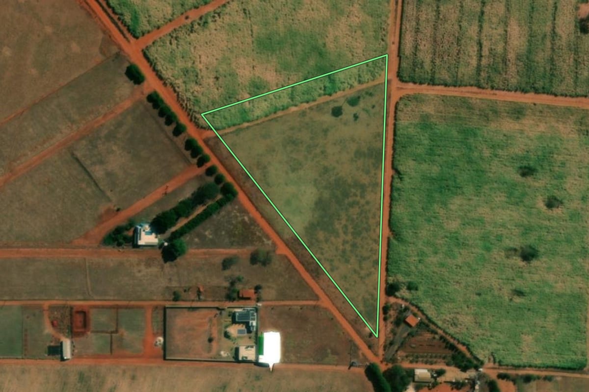 Imagem de satélite do imóvel rural em Itápolis (SP), com o contorno declarado no CAR desenhado por cima.