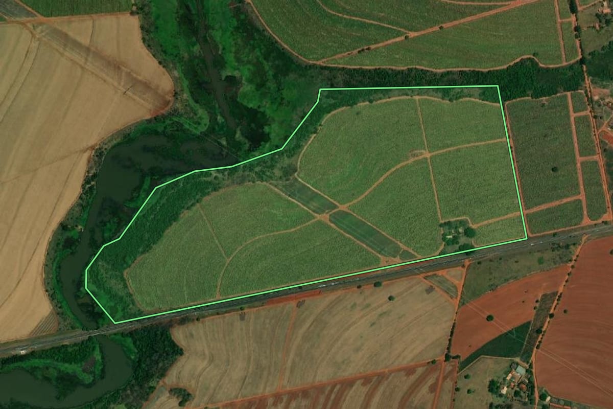 Imagem de satélite do imóvel rural em Itápolis (SP), com o contorno declarado no CAR desenhado por cima.