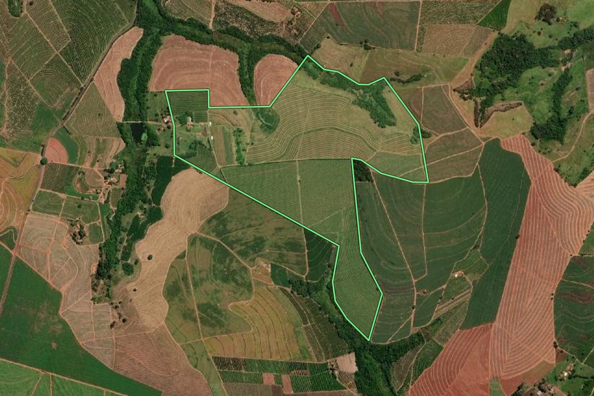 Imagem de satélite do imóvel rural em Itápolis (SP), com o contorno declarado no CAR desenhado por cima.