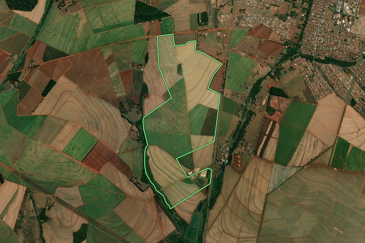 Imagem de satélite do imóvel rural em Itápolis (SP), com o contorno declarado no CAR desenhado por cima.