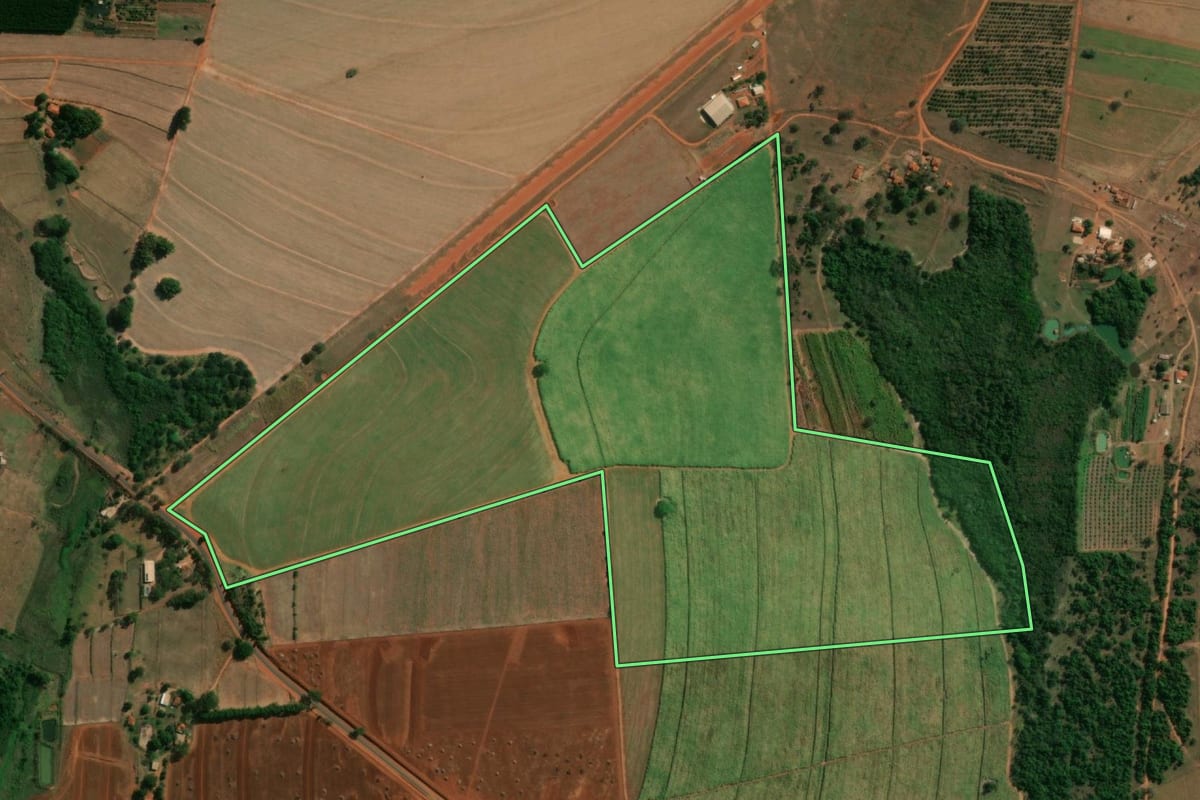 Imagem de satélite do imóvel rural em Itápolis (SP), com o contorno declarado no CAR desenhado por cima.