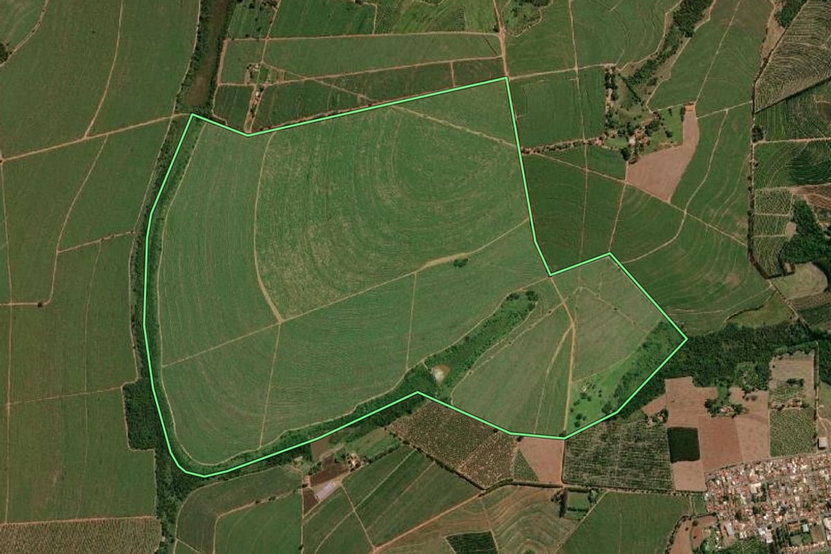 Imagem de satélite do imóvel rural em Itápolis (SP), com o contorno declarado no CAR desenhado por cima.