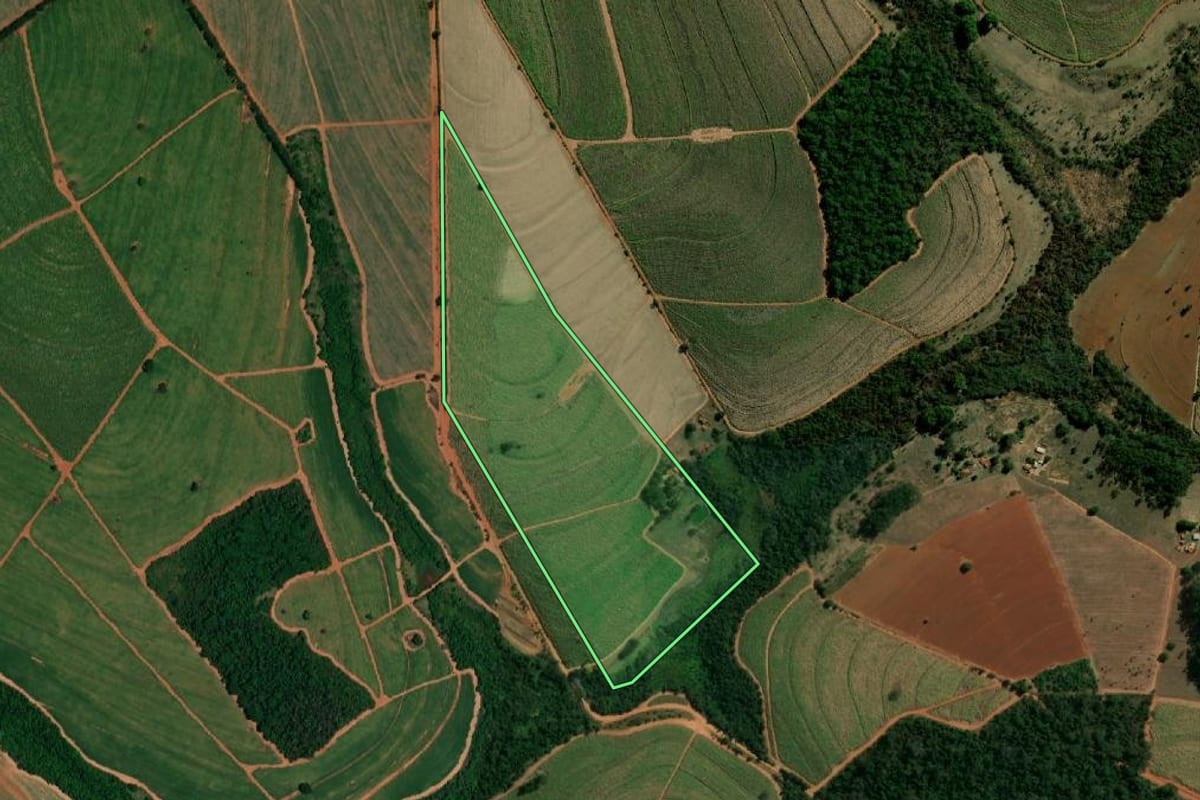 Imagem de satélite do imóvel rural em Itápolis (SP), com o contorno declarado no CAR desenhado por cima.