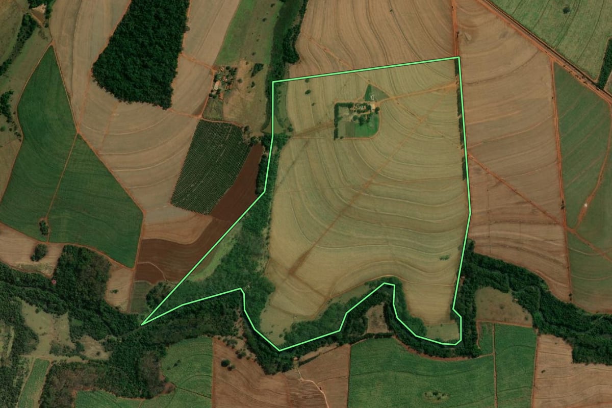 Imagem de satélite do imóvel rural em Itápolis (SP), com o contorno declarado no CAR desenhado por cima.