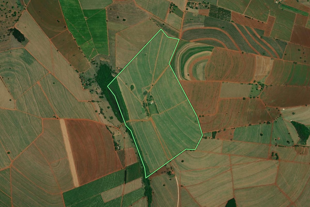 Imagem de satélite do imóvel rural em Itápolis (SP), com o contorno declarado no CAR desenhado por cima.