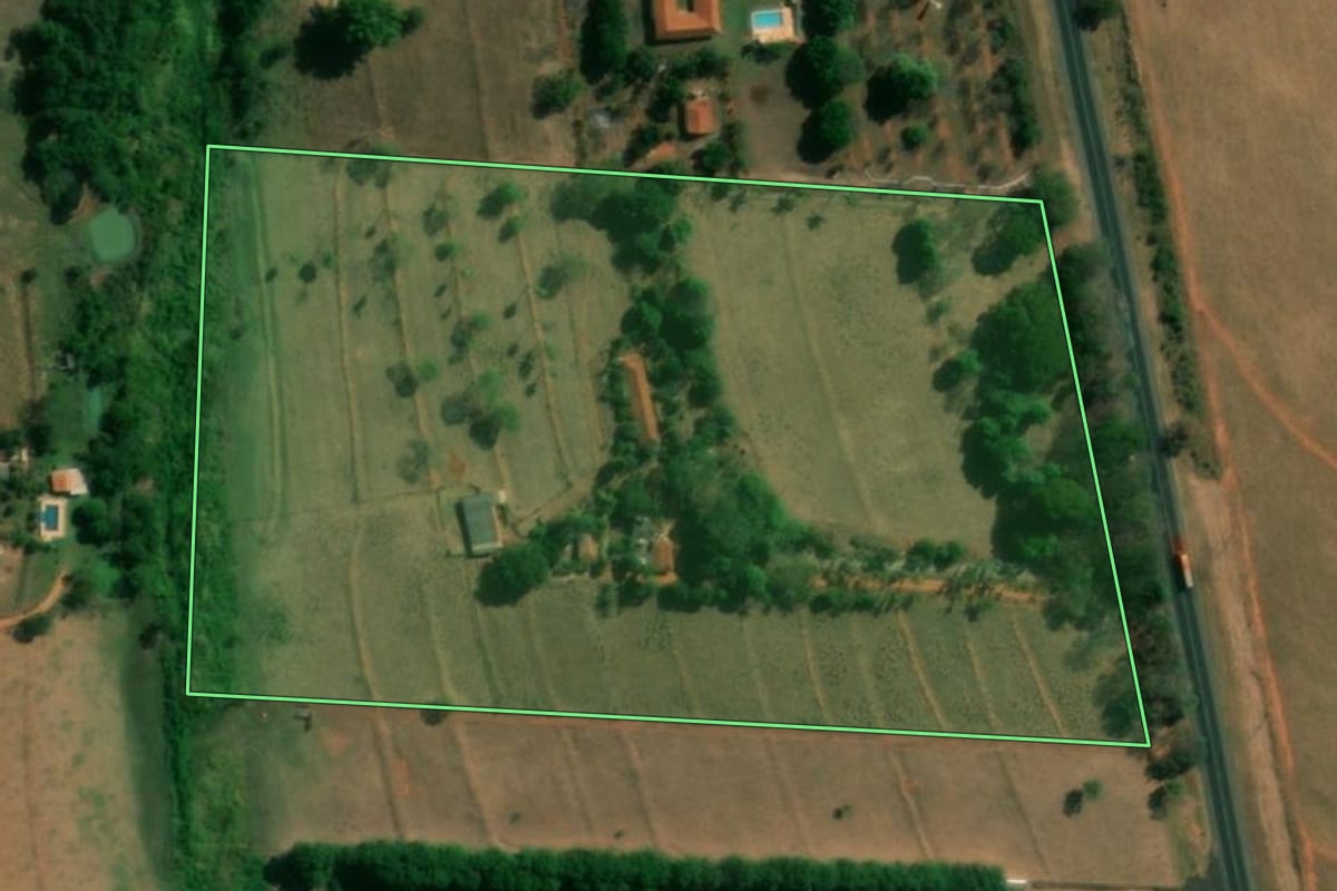 Imagem de satélite do imóvel rural em Itápolis (SP), com o contorno declarado no CAR desenhado por cima.