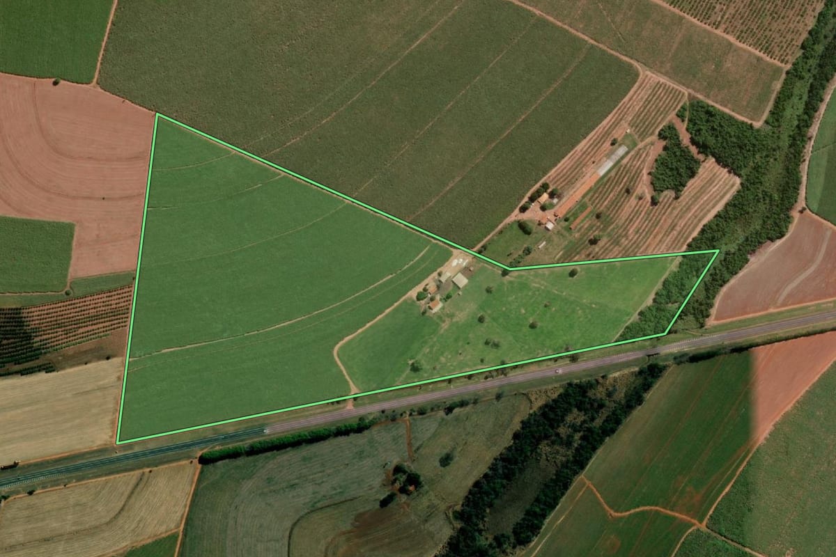 Imagem de satélite do imóvel rural em Itápolis (SP), com o contorno declarado no CAR desenhado por cima.