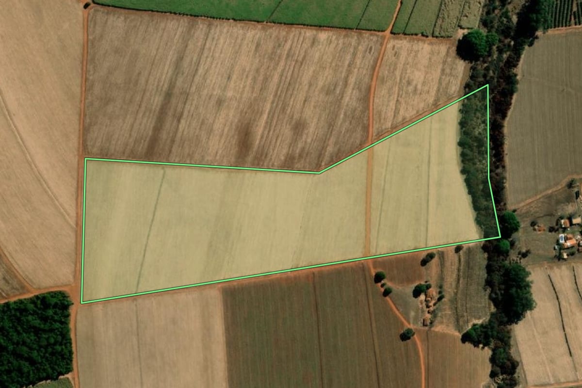 Imagem de satélite do imóvel rural em Itápolis (SP), com o contorno declarado no CAR desenhado por cima.