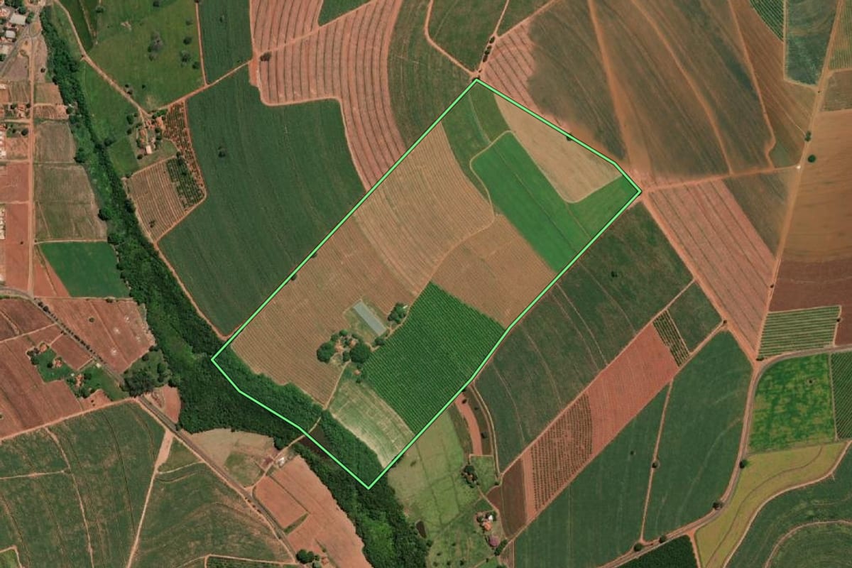 Imagem de satélite do imóvel rural em Itápolis (SP), com o contorno declarado no CAR desenhado por cima.