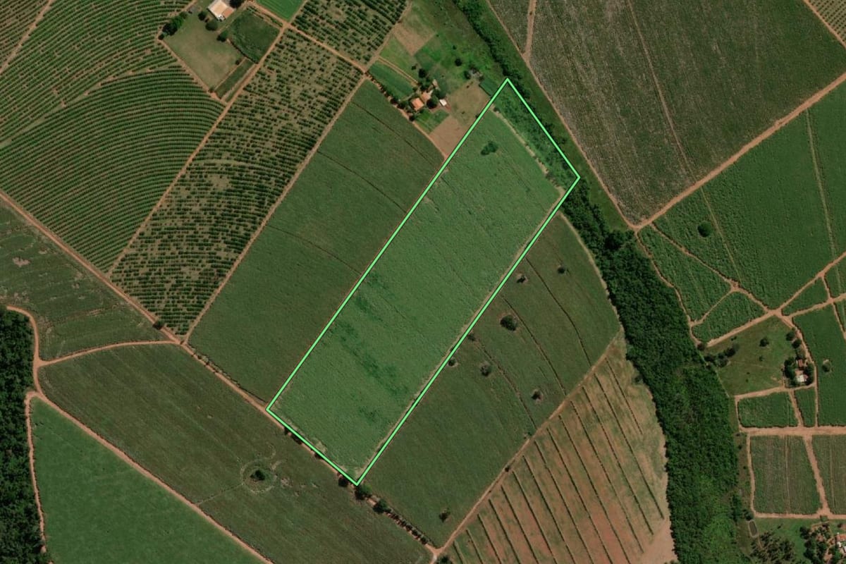 Imagem de satélite do imóvel rural em Itápolis (SP), com o contorno declarado no CAR desenhado por cima.