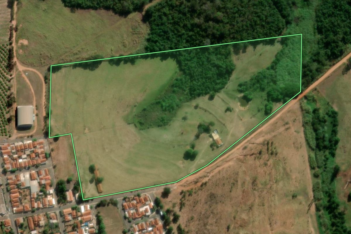 Imagem de satélite do imóvel rural em Itápolis (SP), com o contorno declarado no CAR desenhado por cima.