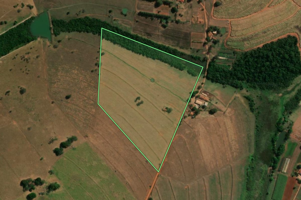 Imagem de satélite do imóvel rural em Itápolis (SP), com o contorno declarado no CAR desenhado por cima.