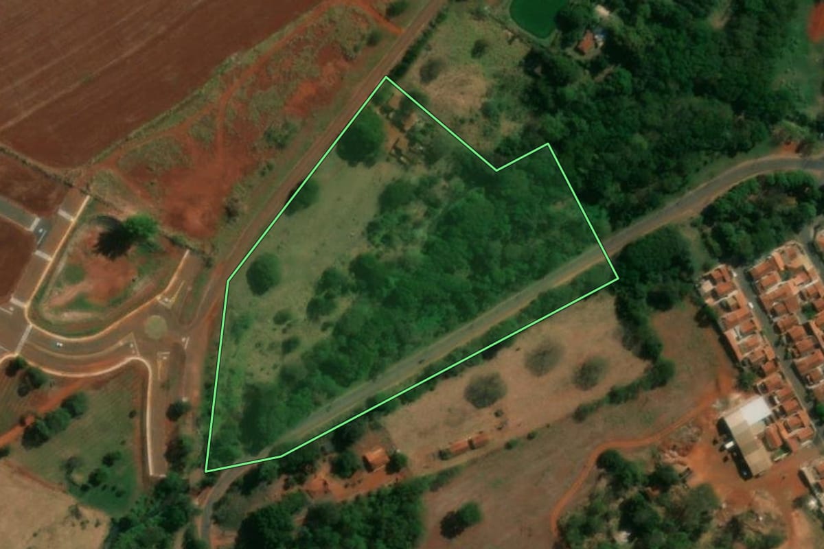Imagem de satélite do imóvel rural em Itápolis (SP), com o contorno declarado no CAR desenhado por cima.
