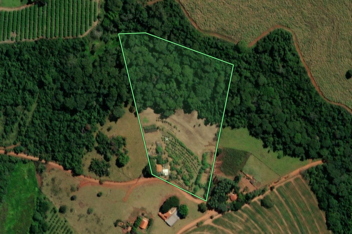 Imagem de satélite do imóvel rural em Itápolis (SP), com o contorno declarado no CAR desenhado por cima.