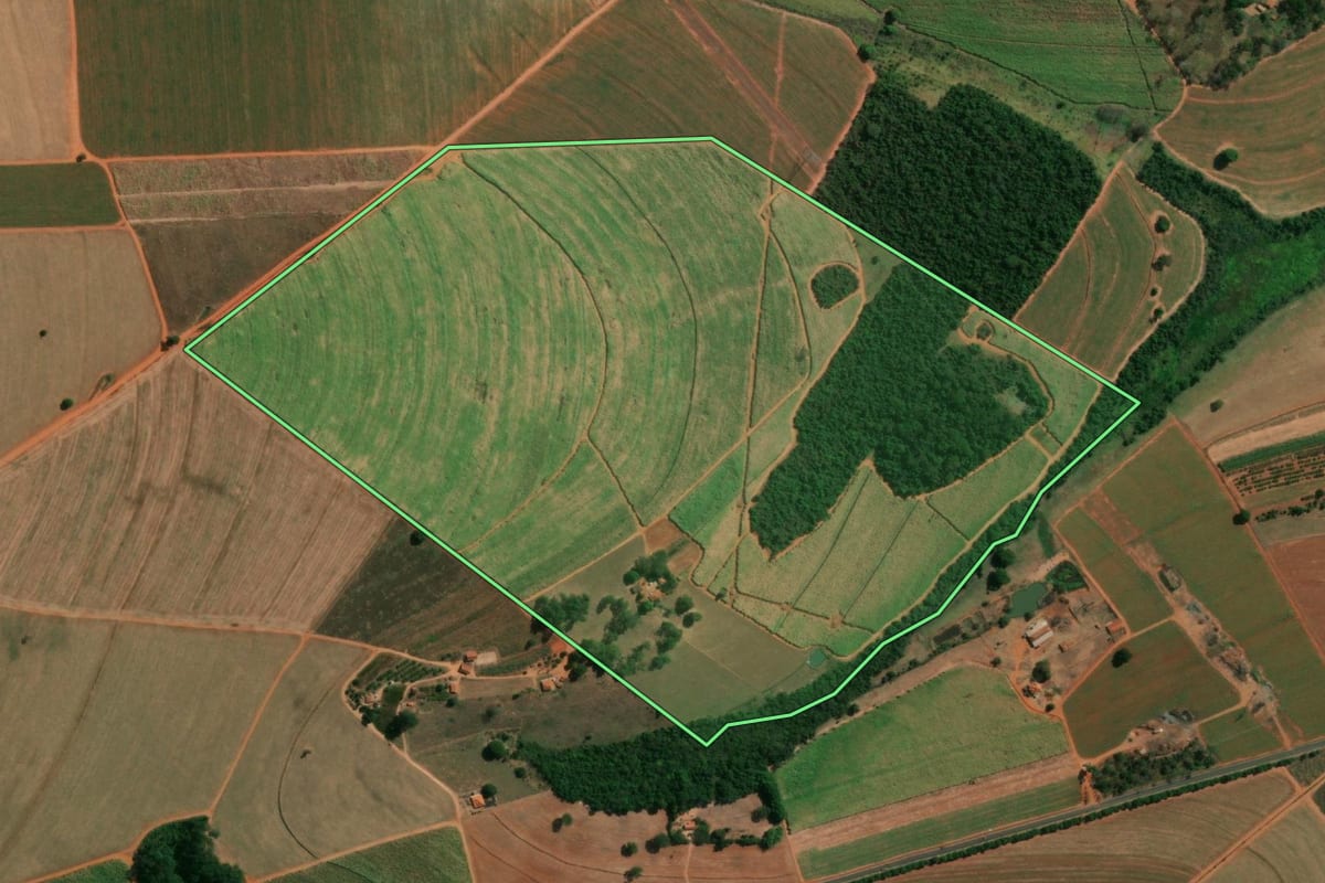 Imagem de satélite do imóvel rural em Itápolis (SP), com o contorno declarado no CAR desenhado por cima.