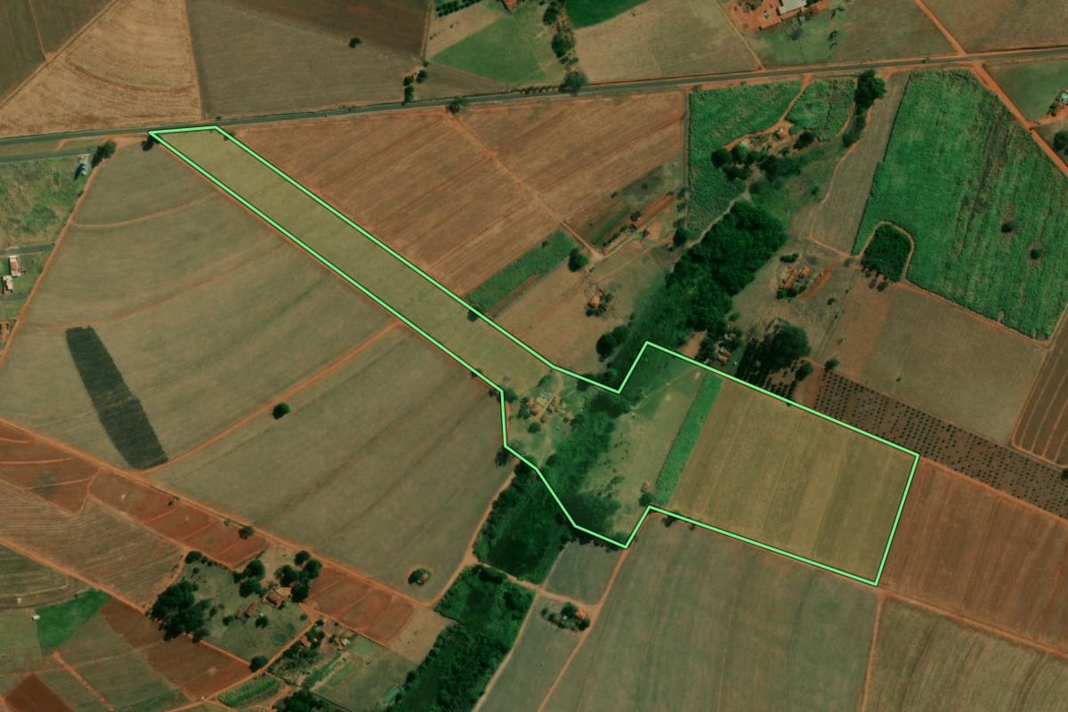 Imagem de satélite do imóvel rural em Itápolis (SP), com o contorno declarado no CAR desenhado por cima.