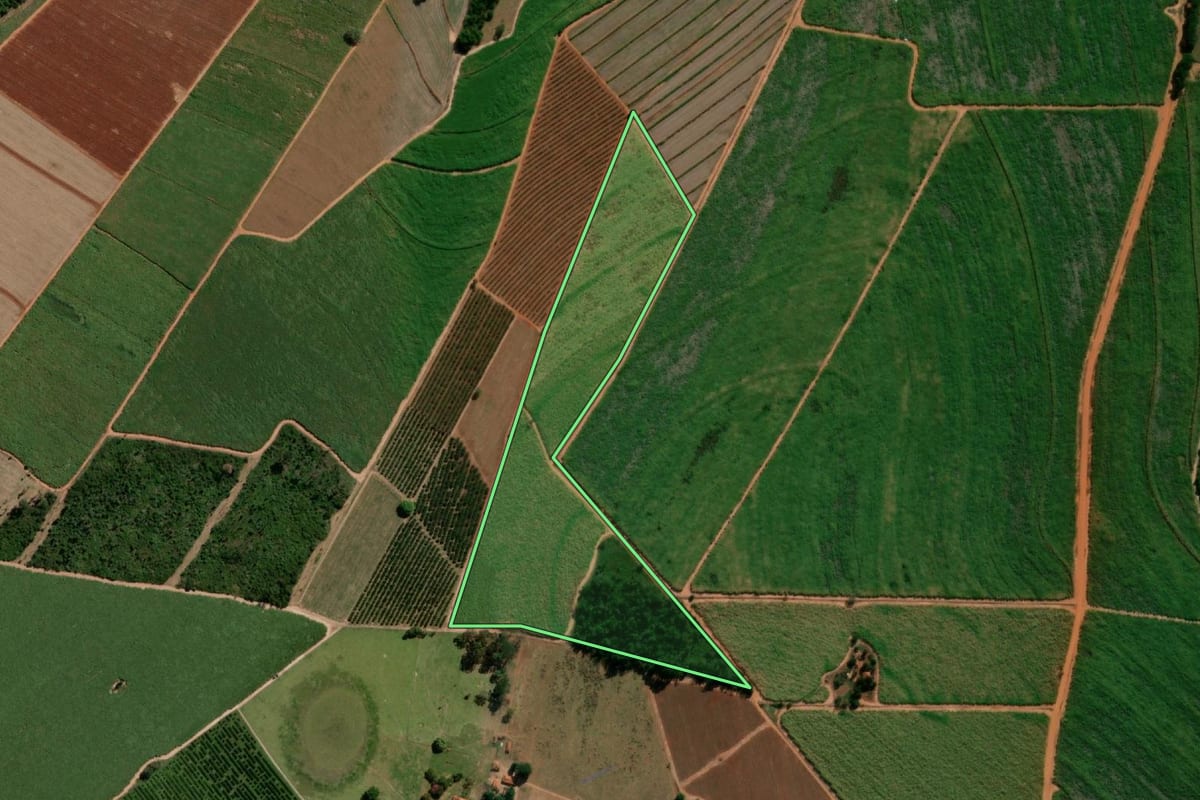 Imagem de satélite do imóvel rural em Itápolis (SP), com o contorno declarado no CAR desenhado por cima.