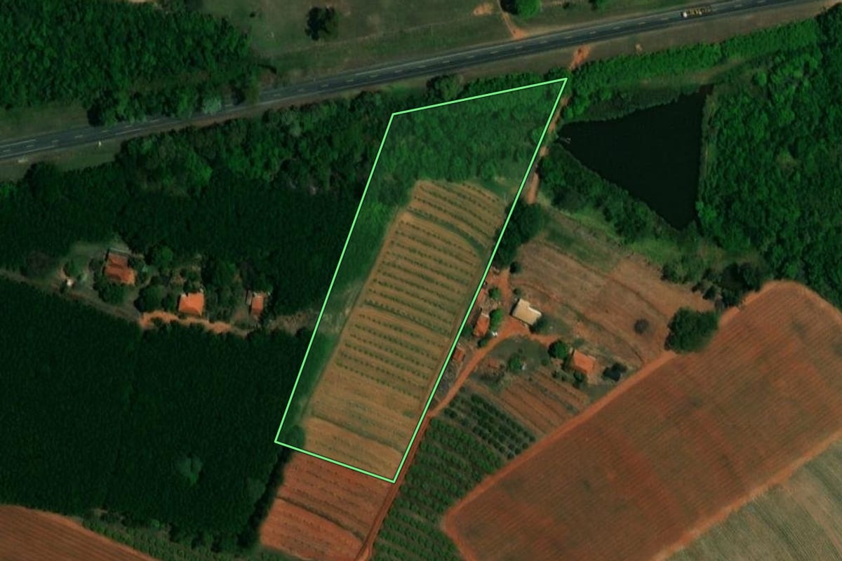 Imagem de satélite do imóvel rural em Itápolis (SP), com o contorno declarado no CAR desenhado por cima.