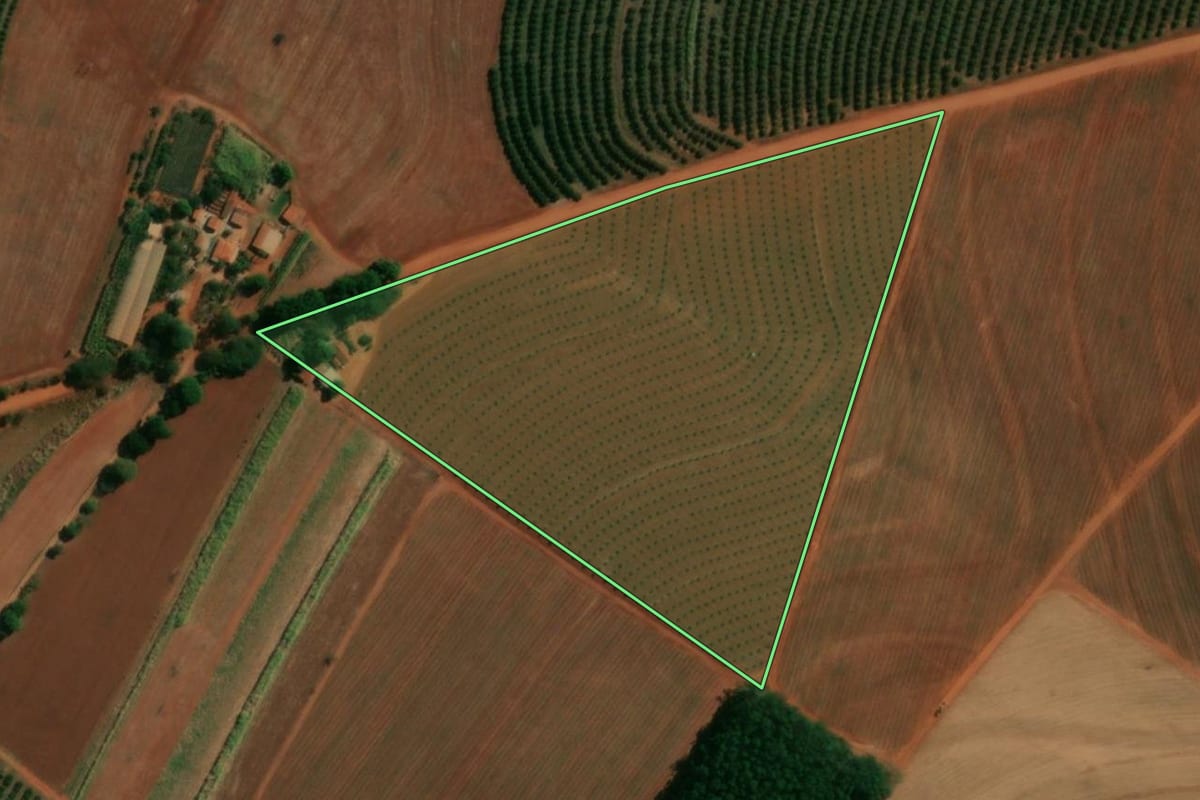 Imagem de satélite do imóvel rural em Itápolis (SP), com o contorno declarado no CAR desenhado por cima.