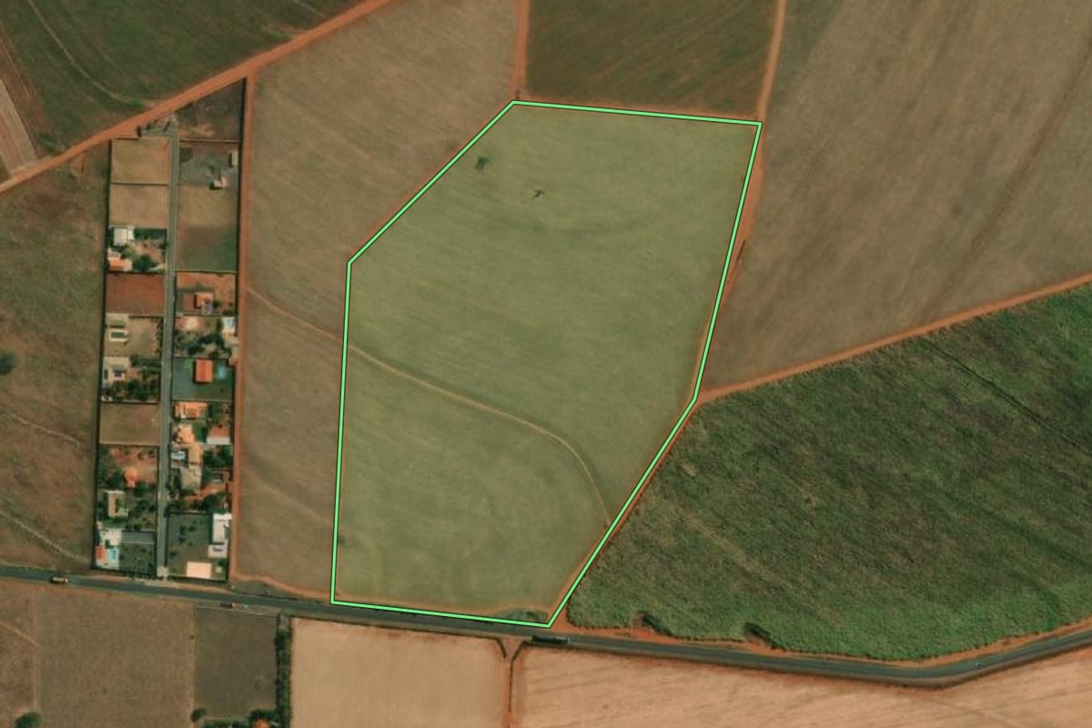 Imagem de satélite do imóvel rural em Itápolis (SP), com o contorno declarado no CAR desenhado por cima.